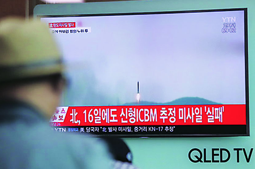 दक्षिण कोरियाच्या नागरिकांनी क्षेपणास्त्र चाचणीचे प्रसारण टीव्हीवरून पाहिले.