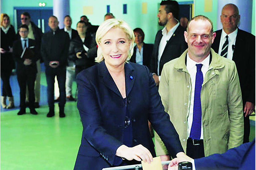 फ्रान्सच्या अध्यक्षीय निवडणुकीच्या पहिल्या टप्प्यात विद्यमान अध्यक्ष फ्रान्सवां ओलांद (उजवीकडे) आणि उजव्या विचारांच्या नेत्या मेरी ल पेन (डावीकडे) यांनी रविवारी मतदान केले.