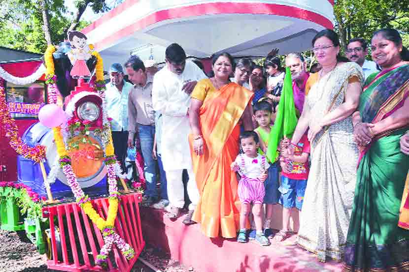 पेशवे उद्यानातील बालगोपाळांच्या आवडत्या फुलराणीचा ६१ वा वाढदिवस बालचमूंबरोबर महापौर मुक्ता टिळक यांच्या हस्ते केक कापून शनिवारी साजरा करण्यात आला. माधुरी सहस्रबुद्धे, स्मिता वस्ते, सरस्वती शेंडगे, सुनील महाजन या वेळी उपस्थित होते.