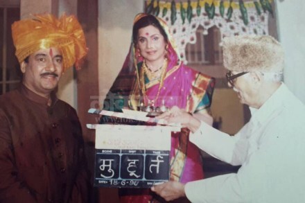 'अशी असावी सासू' चित्रपटाच्या मुहुर्ताचा शॉट देतानाचे छायाचित्र.