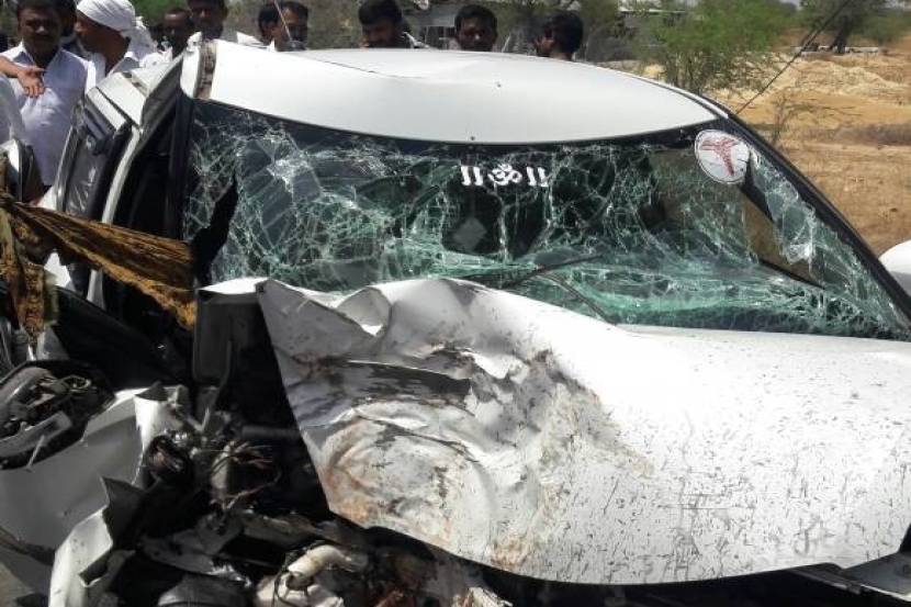 कारवरील नियंत्रण सुटल्याने अपघात झाला