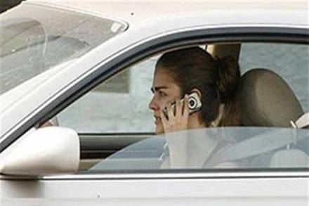 सावधान ! वाहन चालवताना मोबाईलवर बोलल्यास परवाने होणार निलंबित
