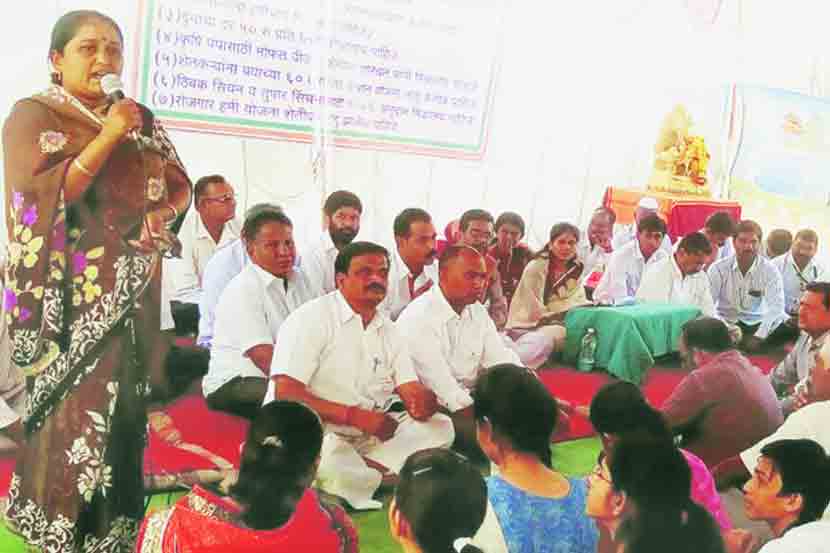 पुणतांबा (ता. राहाता) येथे शेतकरी संपावर जाण्यासंदर्भात सोमवारी विशेष ग्रामसभा झाली. सभेला महिलांसह शेतकऱ्यांनी मोठय़ा संख्येने हजेरी लावली. (छाया - सीताराम चांडे)