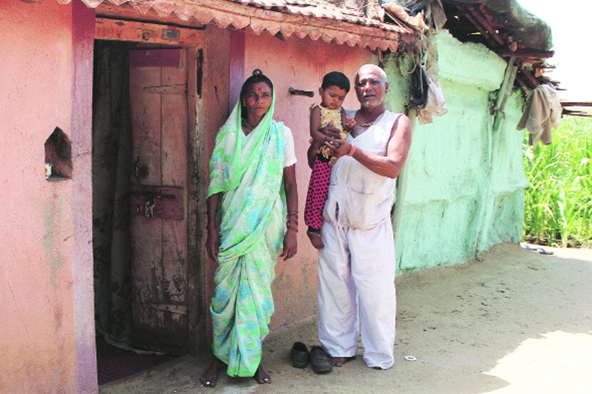 निफाडच्या सोनगाव येथील वेदीकासमवेत आजी-आजोबा.