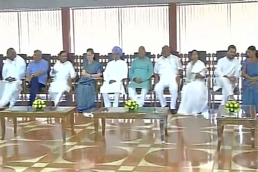 काँग्रेस अध्यक्षा सोनिया गांधी यांनी बोलावलेल्या बैठकीला उपस्थित विरोधी पक्षांचे नेते. (एएनआय)