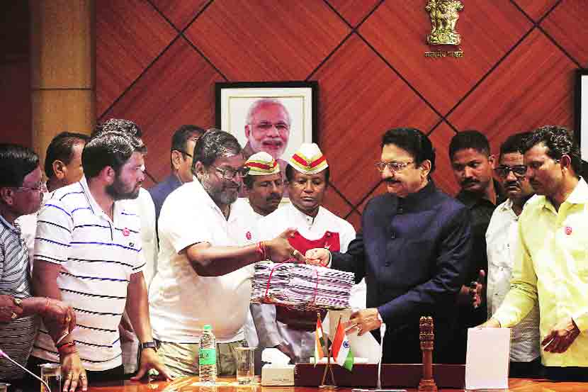  कोल्हापूरमध्ये नुकतीच स्वाभिमानी शेतकरी संघटनेच्या वतीने कर्जमुक्ती मागणीसाठी  मोर्चा काढण्यात आला होता. त्या वेळी खासदार राजू शेट्टी व कृषी राज्यमंत्री सदाभाऊ खोत हे मित्र एकाच व्यासपीठावर आले खरे, मात्र त्यांच्यात पूर्वीचा सुसंवाद नव्हता.