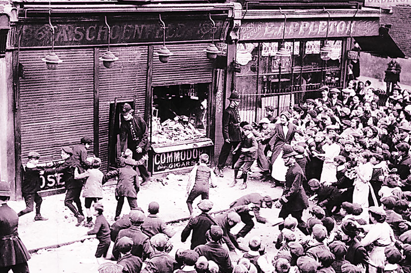 लंडन, मे १९१५. जर्मन दुकानांवर हल्ला करणारा जमाव. त्यातील मुले आणि महिलांची संख्या लक्षणीय आहे.