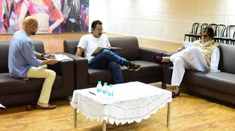 ठग्स ऑफ हिंदोस्तान'ची कथा वाचत असतानाचा अमिताभ आणि आमिर यांचा फोटो सोशल मीडियावर व्हायरल झाला आहे. 