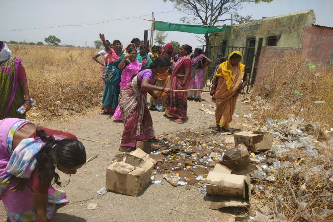 women on strike,liquor, Aurangabad,मराठी बातमी दारुबंदी