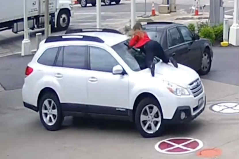 Viral Video : एक सेकंदही गाडीचं दार उघडं ठेवू नका नाहीतर…