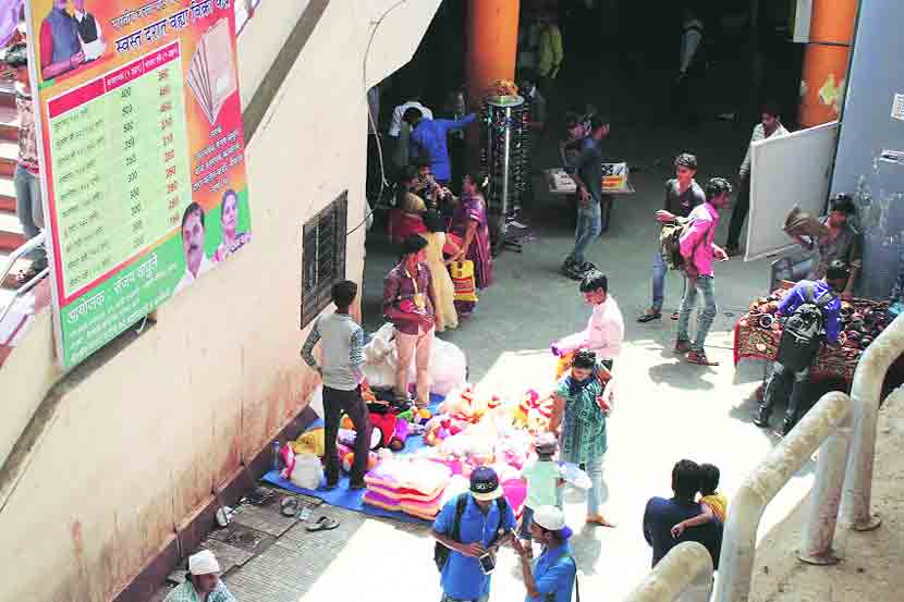 ठाणे रेल्वे स्थानक परिसरात पालिका उपायुक्तांना मारहाण झाल्यानंतर महापालिकेने येथील फेरीवाले, बेशिस्त रिक्षाचालक आणि बेकायदा पार्किंगविरोधात कारवाई सुरू केली असली तरी पालिकेची पाठ फिरताच येथे पुन्हा पूर्वपरिस्थितीच पाहायला मिळत आहे. (छायाचित्रे : दीपक जोशी)