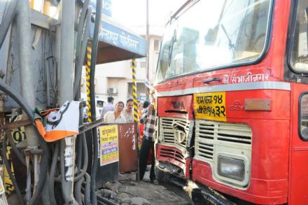 kolhapur, st bus, accident, driver, heart attack, killed, several, injured