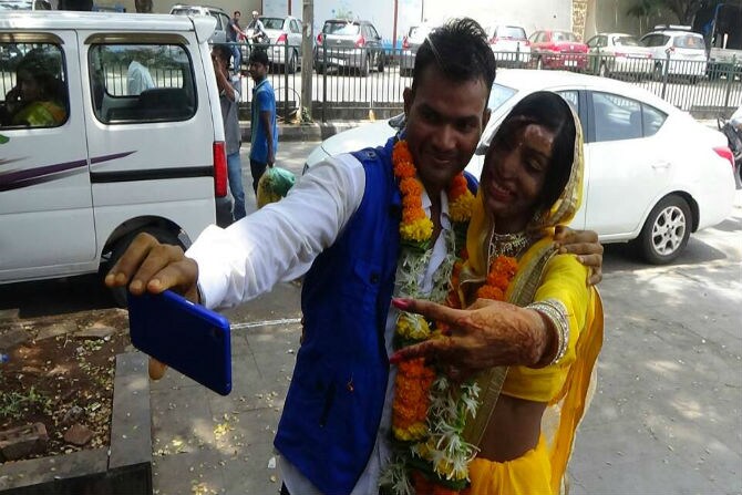 inspirational love story, mumbai man, ravishankar, acid attack victim lalita bansi