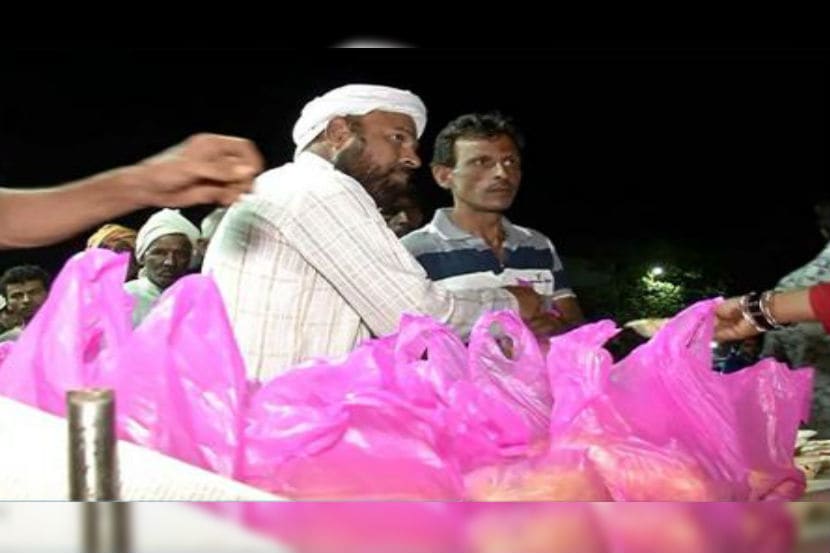 मकबूल अहमद हा चहावाला गरिबांना मोफत जेवण देतो ( छाया सौजन्य: न्यूज १८)