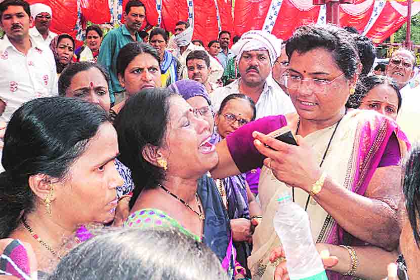 औरंगाबाद जिल्हाधिकारी कार्यालयासमोर सोमवारी मैत्रेय प्लॉटर्स अ‍ॅण्ड स्ट्रक्चर्स प्रा. लि. या कंपनीत गुंतवलेली रक्कम परत मिळावी, यासाठी लाक्षणिक उपोषण केले. या वेळी काही महिलांनी हंबरडा फोडून आपबिती सांगितली. 