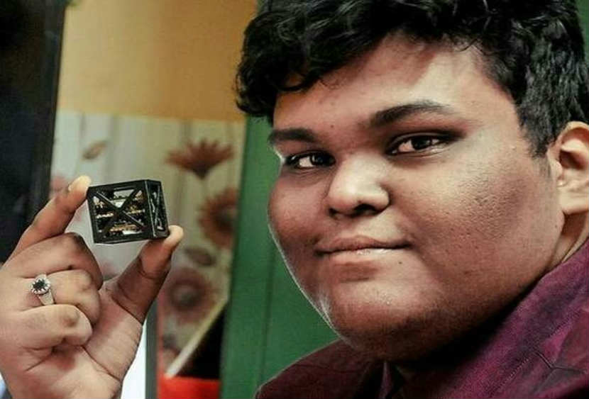 या उपग्रहाचे वजन आहे फक्त ६४ ग्रॅम आहे. 