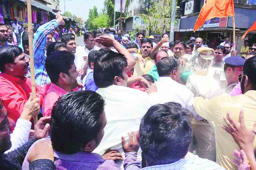 शालिमार चौकात भाजपचे प्रदेशाध्यक्ष रावसाहेब दानवे यांच्या प्रतीकात्मक पुतळ्यावर जोडे मारो आंदोलनप्रसंगी शिवसैनिक व पोलिसांमध्ये झटापटी झाली. 