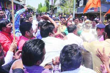  शालिमार चौकात भाजपचे प्रदेशाध्यक्ष रावसाहेब दानवे यांच्या प्रतीकात्मक पुतळ्यावर जोडे मारो आंदोलनप्रसंगी शिवसैनिक व पोलिसांमध्ये झटापटी झाली. 