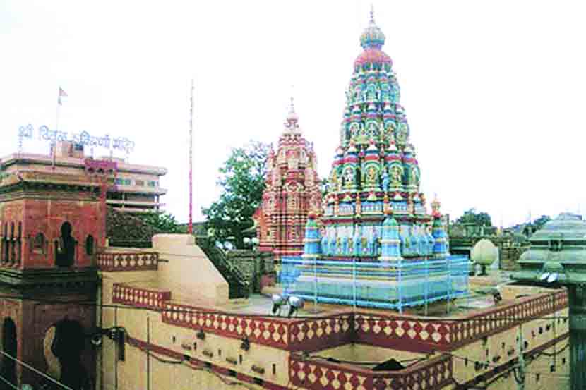 वास्तविक पाहता विठ्ठल रुक्मिणी मंदिरे १९७३ कायदाअन्वये मंदिर समिती गठीत करताना अध्यक्षा सह ११ सदस्य असावेत आशी तरतूद कायद्यात आहे.
