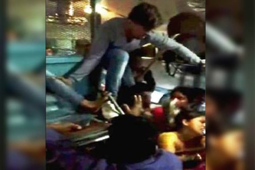 Goons beaten up women passengers , railway, train, local, Solapur pune passenger train , Loksatta, Loksatta news, Marathi, Marathi news