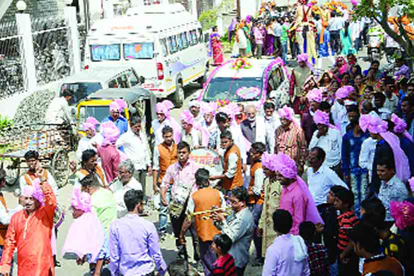 जगनाडे चौकात लग्नवरातीमुळे रस्त्यावर अशी वाहतूक कोंडी होते. (लोकसत्ता छायाचित्र)