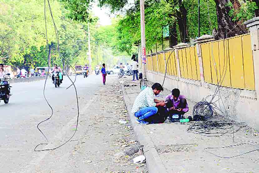 गेल्या आठवडय़ात झालेल्या पावसानंतर अनेक ठिकाणी पावसाळापूर्व तयारीची कामे सुरू झाली आहेत. (छायाचित्र : तन्मय ठोंबरे). 