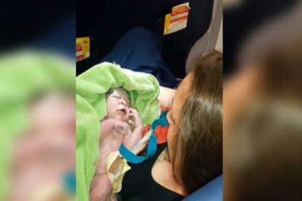 विमानात जन्मलेल्या ‘त्या’ बाळाला मोफत विमानप्रवासाची संधी