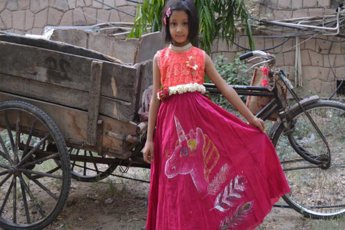 एका लहानगीसाठी अंचनले पेंट केलेला एक स्कर्ट
(सौजन्य - हिंदुस्तान टाइम्स)
