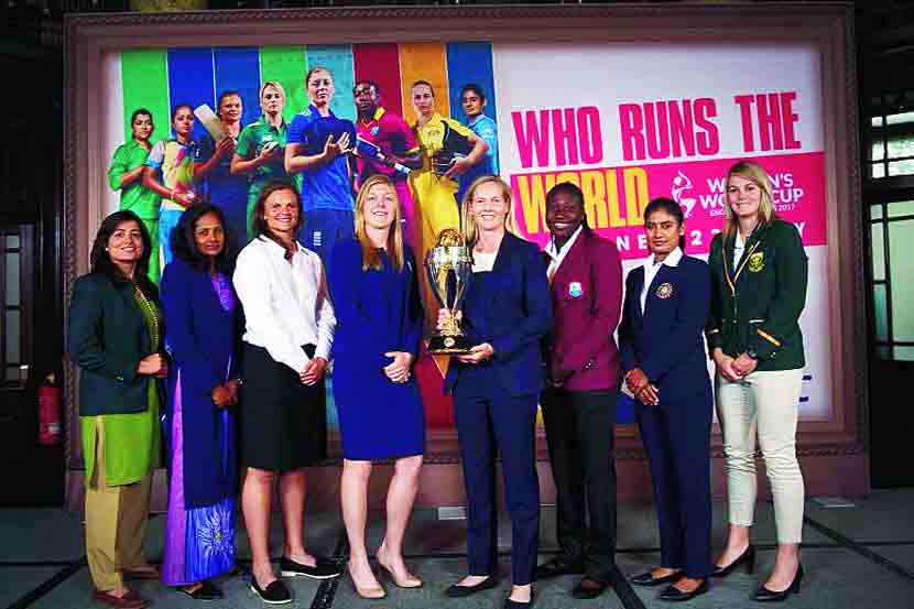 महिला विश्वचषक क्रिकेट स्पध्रेच्या चषकासह सहभागी संघाच्या कर्णधार.