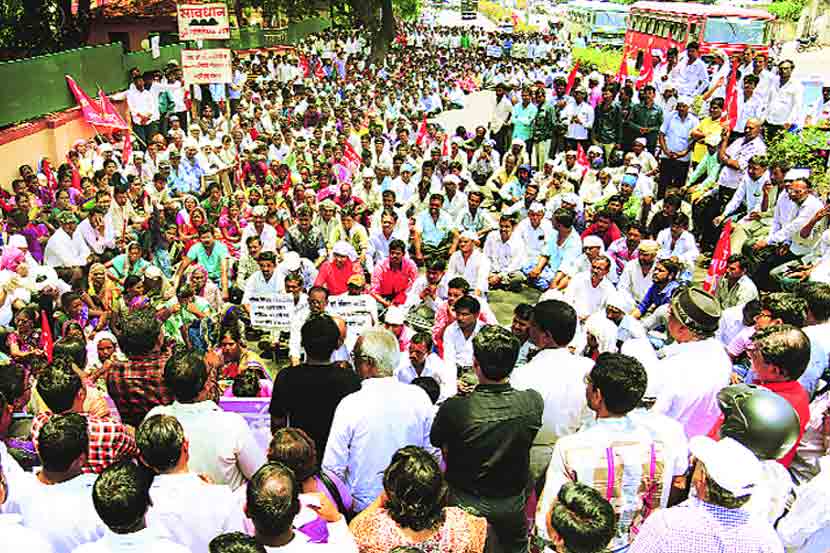 शेतकरी आंदोलनात फूट पाडण्याचा प्रयत्न केल्याच्या निषेधार्थ शनिवारी राज्यमंत्री सदाभाऊ खोत यांच्या निवासस्थानासमोर मुख्यमंत्री देवेंद्र फडणवीस आणि राज्यमंत्री खोत यांच्या पुतळ्याचे जोडेमारो आंदोलन करीत दहन करीत असताना बळीराजा शेतकरी संघटना आणि संभाजी ब्रिगेडचे कार्यकत्रे.