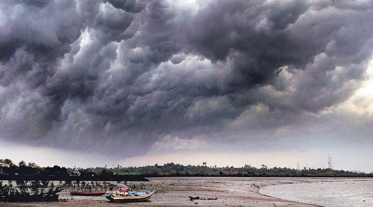 मुसळधार पावसाचा अंदाज चुकला तरी रविवारी मुंबईत अनेक ठिकाणी तुरळक पाऊस झाला. या सरींचा आनंद लुटण्यासाठी मुंबईकरांनी ‘गेट वे’ जवळ गर्दी केली होती.