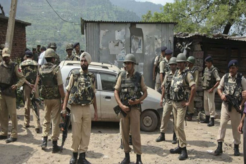 जम्मू- काश्मीरमध्ये पोलिसांच्या ताफ्यावर दहशतवादी हल्ला, सहा जवान शहीद