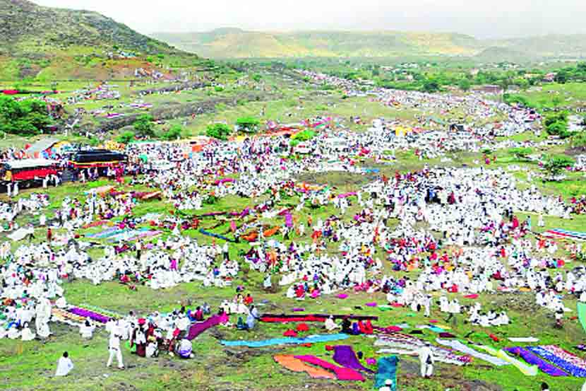  माउलींचा पालखी सोहळा शुक्रवारी दौंडज खिंडीमध्ये न्याहारीसाठी विसावला होता. (छायाचित्र: प्रकाश खाडे) 