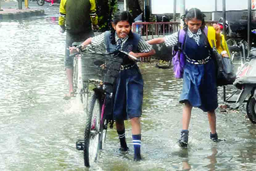 शाळेत जाताना पावसाचा आनंद घेताना मुले (लोकसत्ता छायाचित्र)