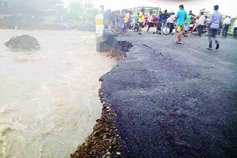 शहर आणि ग्रामीण भागाला जोडणाऱ्या बेसा मार्गावरील कच्चा पूल तोडून तेथे ४० फुटाचा नवीन पूल अलीकडेच सार्वजनिक बांधकाम विभागाने बांधला होता.