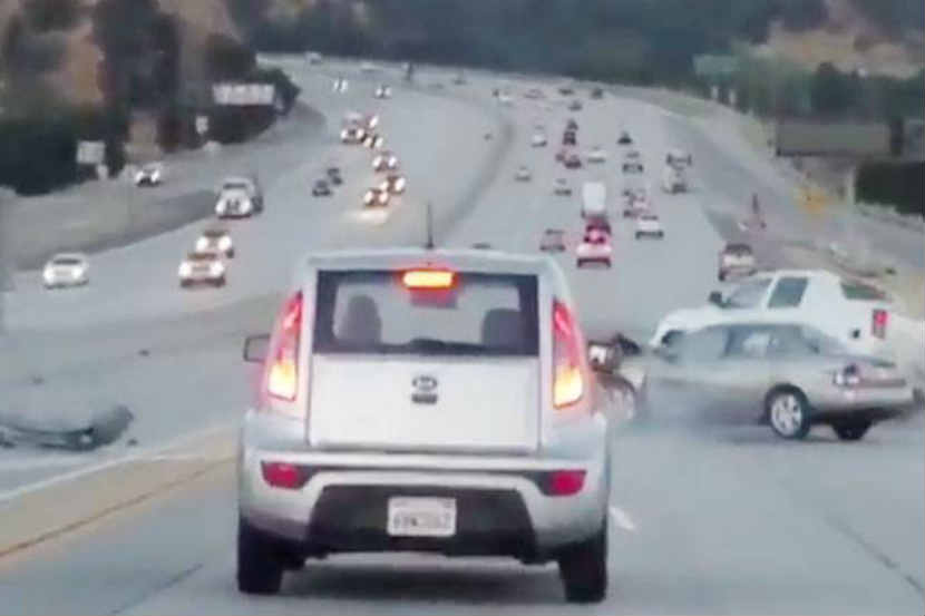 कॅलिफोर्नियाच्या महामार्गावर विचित्र अपघातांची साखळी पाहायला मिळाली