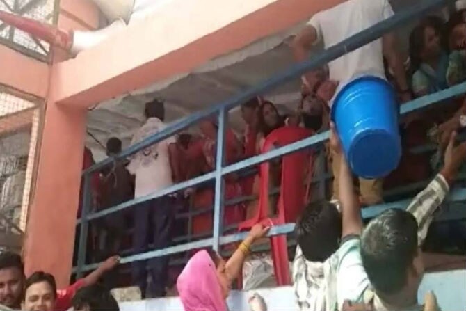 योगींच्या सभेनंतर चक्क डस्टबिन पळवण्यासाठी उडाली झुंबड