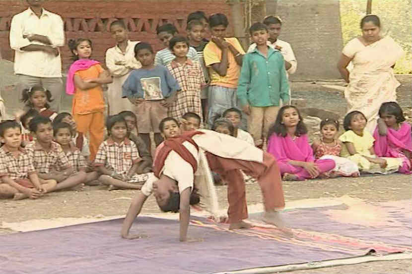 तारेवरची कसरत करत डोंबारी खेळ करणारी मुलगी झाली दहावी पास