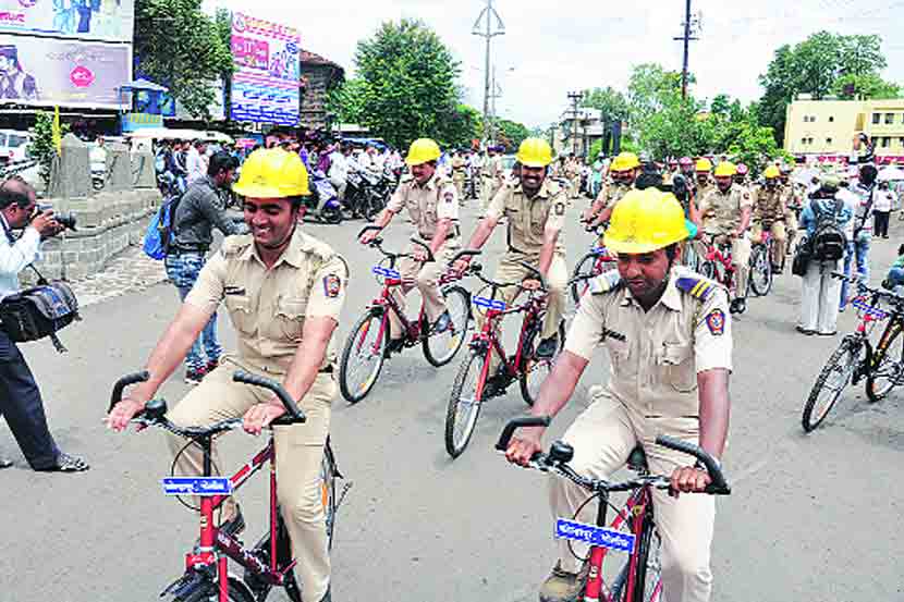 कायदा, सुव्यवस्था सुरळीत ठेवण्यासाठी कोल्हापूर पोलिसांनी सायकल गस्त या नवीन उपक्रमाला दसरा चौकातून प्रारंभ केला. (छाया- राज मकानदार)