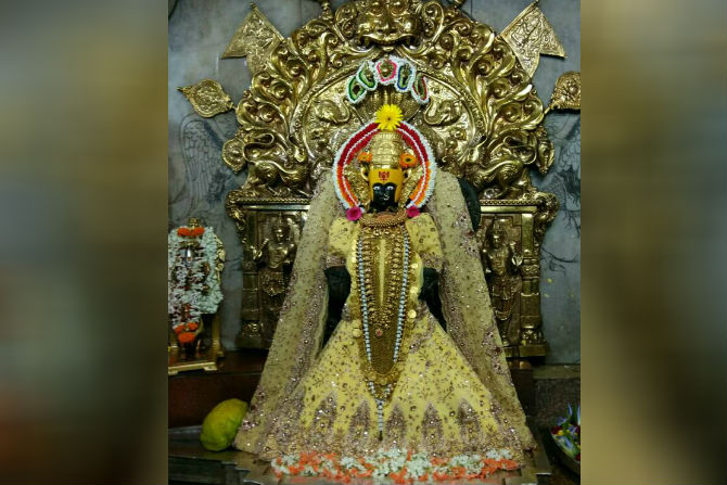 करवीरनिवासिनी महालक्ष्मी देवीचा घागरा-चोळीमधील फोटो सोशल मीडियावर व्हायरल झाला होता. 