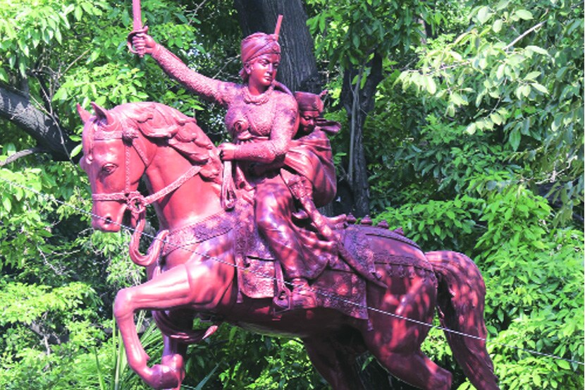रविवारची बातमी : झाशीची राणी लक्ष्मीबाईंच्या पुतळ्याचे साठीत पदार्पण