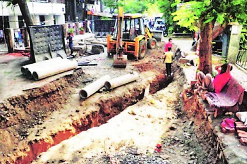 वर्षभरात संपूर्ण शहरात तब्बल ३७० किलोमीटर लांबीचे चर खणले गेले होते. 