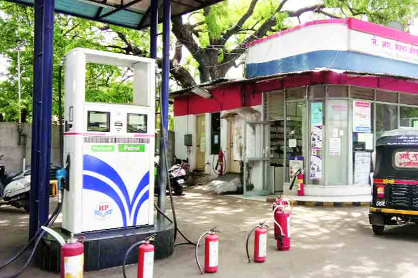 पेट्रोल, डिझेलवरील कर कमी करण्याचे केंद्राचे संकेत, मुंबईत प्रतिलिटर पेट्रोल ८४ रुपये