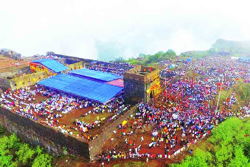 छत्रपती शिवाजी महाराज यांच्या राज्याभिषेक दिनानिमित्त मंगळवारी रायगडावर हजारो शिवभक्तांनी हजेरी लावत शिवरायांना अभिवादन केले.