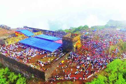 छत्रपती शिवाजी महाराज यांच्या राज्याभिषेक दिनानिमित्त मंगळवारी रायगडावर हजारो शिवभक्तांनी हजेरी लावत शिवरायांना अभिवादन केले.