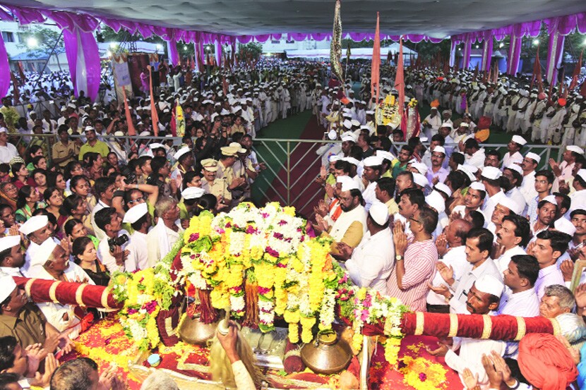 संत तुकाराम महाराजांचा पालखी सोहळा शनिवारी बारामतीत पोहोचला.