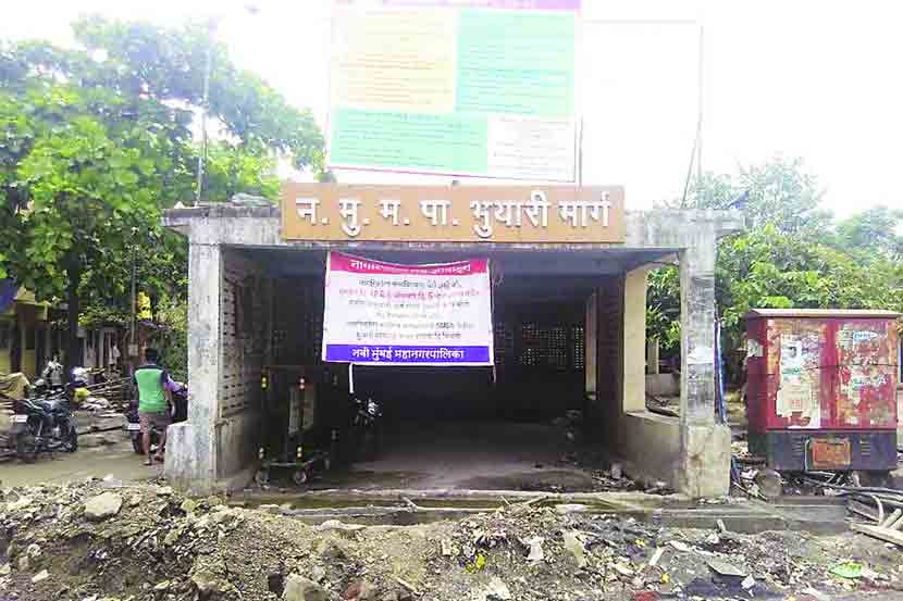 वाशी गाव येथील भुयारी मार्गात गटारे बांधण्याचे काम मुदत संपूनही अद्याप पूर्ण करण्यात आलेले नाही.