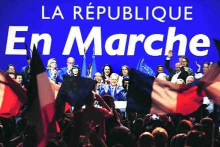 मॅक्रॉन यांनी २०१६ साली आपली ‘एन मार्श’ ही चळवळ सुरू केली आणि नंतर फ्रान्समध्ये नवी क्रांती झाली..