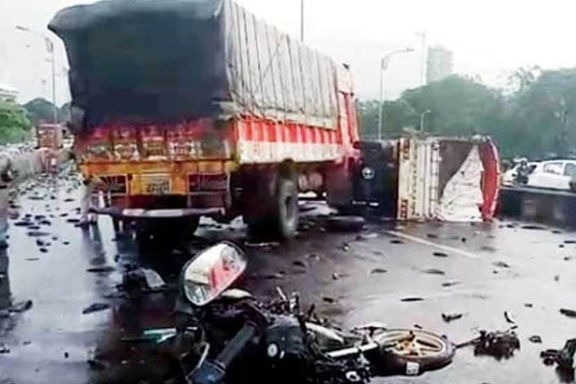 नेरुळ येथील उड्डाणपुलावरील अपघातप्रकरणी सायन-पनवेल टोलवेज कंपनीच्या उच्चपदस्थ अधिकाऱ्यांवर सदोष मनुष्यवधाचा गुन्हा दाखल होऊन ७२ तास उलटले तरी कोणत्याही अधिकाऱ्याला अटक करण्यात आलेली नाही. 