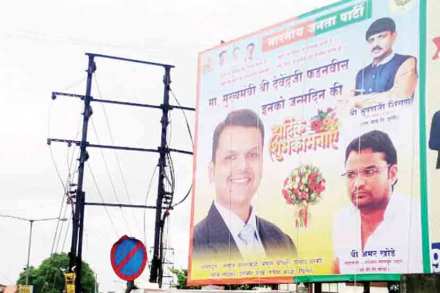 रेशीमबाग चौक आणि जाफर नगरात मुख्यमंत्र्यांना शुभेच्छा देणारे फलक
 (लोकसत्ता छायाचित्र)
